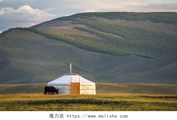 蓝天白云山中的一个蒙古包在景观中蒙古蒙古蒙古包